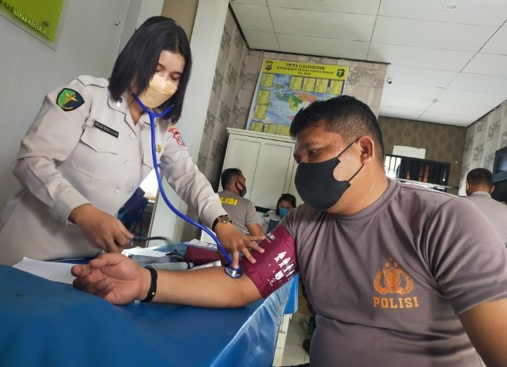 melaksanakan tensi kepada bapak kapolres