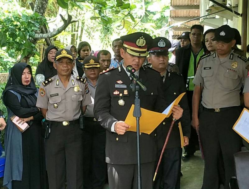Kapolres Manokwari Pimpin Upacara Pelepasan dan Pemakaman Jenazah Alm. Aiptu Nanang Sanyoto, SH akibat Korban Laka Lantas