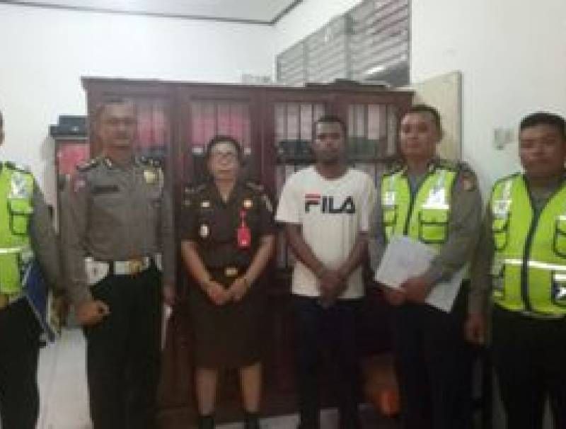 Sat Lantas Polres Manokwari Limpahkan Tersangka dan BB Kasus Laka Lantas Di Jalan Trikora Arfai.