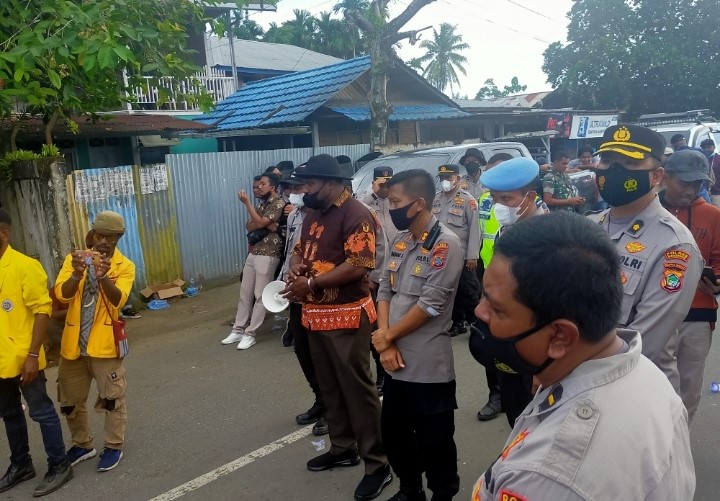 kapolres Manokwari mendengarkan aspirasi